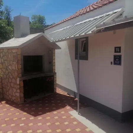 Vinko In Rural Area Of For 5 Persons Casa de Férias Pirovac