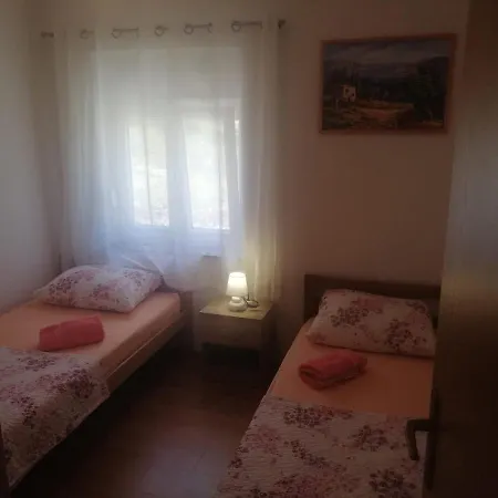 Vinko In Rural Area Of For 5 Persons Hébergement de vacances Pirovac