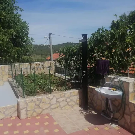 Vinko In Rural Area Of For 5 Persons Vikendica Pirovac
