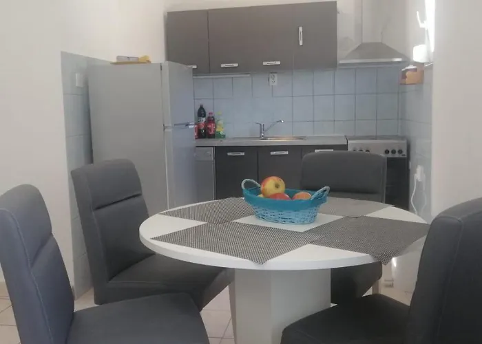 Vinko In Rural Area Of For 5 Persons Vakantiehuis Pirovac