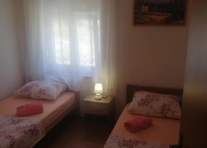 Vinko In Rural Area Of For 5 Persons Nyaraló Pirovac