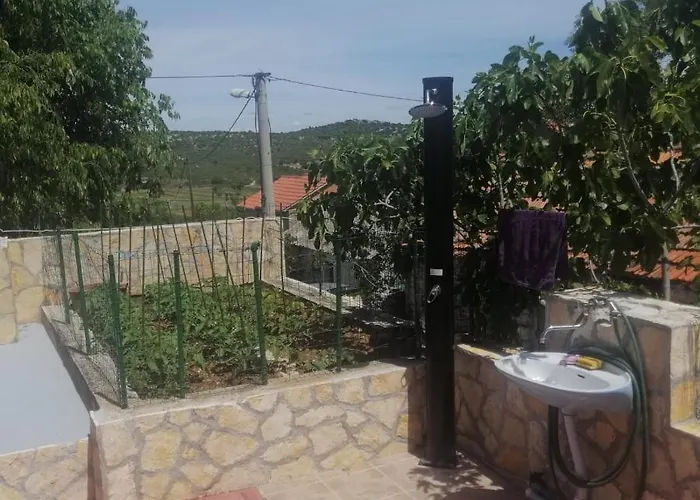 Vinko In Rural Area Of For 5 Persons Vakantiehuis Pirovac